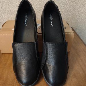 Women's 12 wide Black Flats - NEW